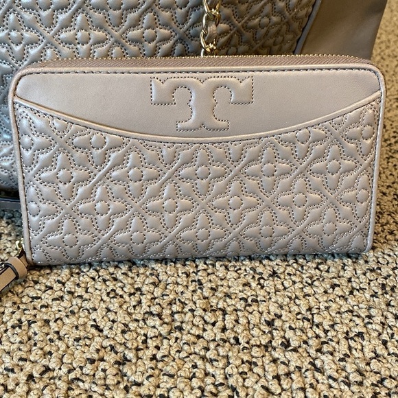 STUNNING Tory Burch Gray Leather Shoulder Bag in EUC